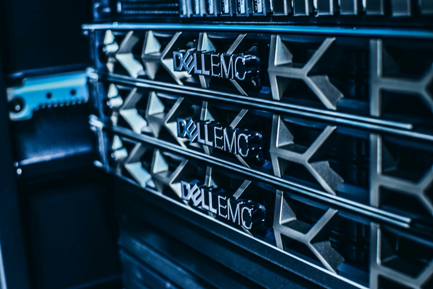 Unità di rack del server con loghi DELLEMC impilate in un data center.